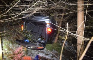 Auto in Holderbank nach Selbstunfall auf dem Dach gelandet