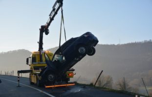 Breitenbach SO: Autolenker prallt gegen Böschung