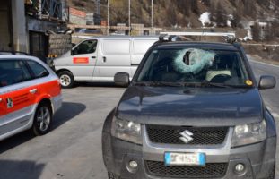 Zernez GR - 7 Kilo Stein durchschlägt PW-Frontscheibe und verletzt Fahrer