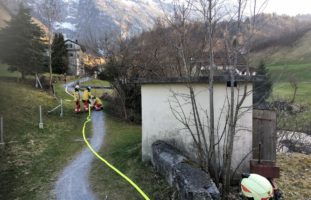 Riedern GL - Feuer beim Wanderweg an der Löntsch