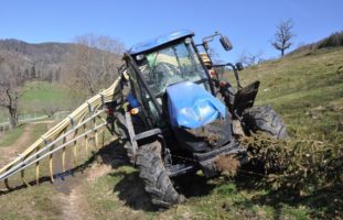 Arbeitsunfall Mümliswil SO - Landwirt überschlägt sich mit Traktor