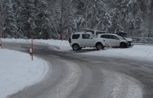 Zwei Verkehrsunfälle durch schneebedeckte Straßen in Rehetobel und Speicher