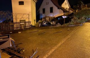 Bei Selbstunfall in Füllinsdorf gegen Gartenzaun und PW geprallt