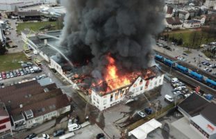 Hinwil ZH - Grossbrand in Firmengebäude