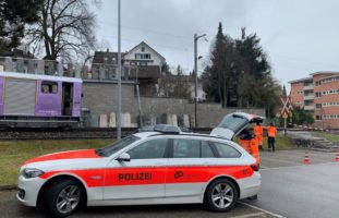 Hinwil: Fussgänger bei Unfall schwer verletzt