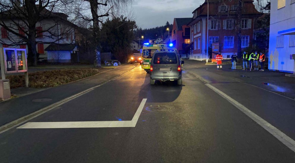 Unfall zwischen Auto und Fussgängerin in Reinach AG