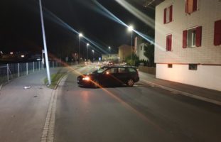 Muri AG: Autofahrer crasht betrunken gegen Strassenlampe