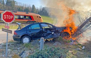 Sulgen TG - Auto fängt nach Verkehrsunfall Feuer