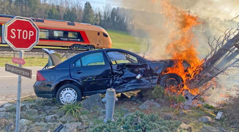 Sulgen TG - Auto fängt nach Verkehrsunfall Feuer