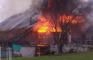 Scheune in Mühlau bei Brand vollständig zerstört