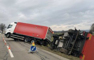 Lastzug in Düdingen FR verunfallt