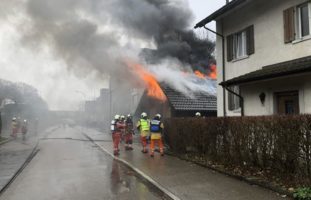 Brüttisellen ZH - Lagergebäude in Brand geraten