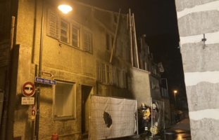 Baustellensichtschutz und Abfalleimer in Brand geraten