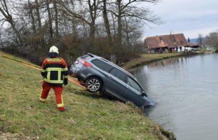 Büron LU - Auto rollt in den Müliweier