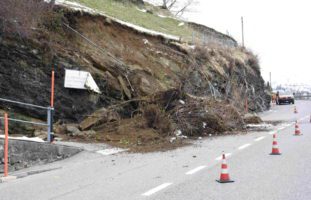 Strasse nach Erdrutsch in Amden SG nur einspurig befahrbar