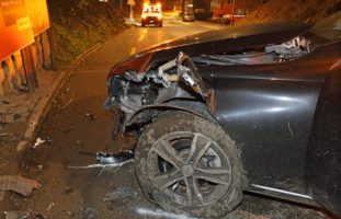 St. Gallen SG: 18-Jähriger crasht frontal in Brückenpfeiler