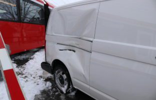 Crash zwischen Lieferwagen und Appenzellerbahn in Gonten