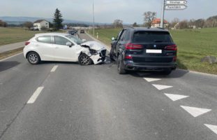 Cham ZG: Crash zwischen zwei Autos