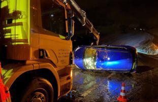 Menzingen ZG - Autolenkerin kommt auf verschneiter Strasse ins Schleudern