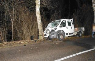 Fahrer prallt bei Unfall bei Oberuzwil SG frontal gegen Baum