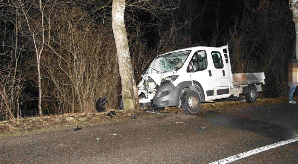 Fahrer prallt bei Unfall bei Oberuzwil SG frontal gegen Baum