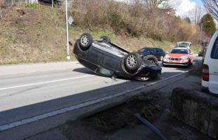 Oberuzwil: Lenkerin verursacht Selbstunfall