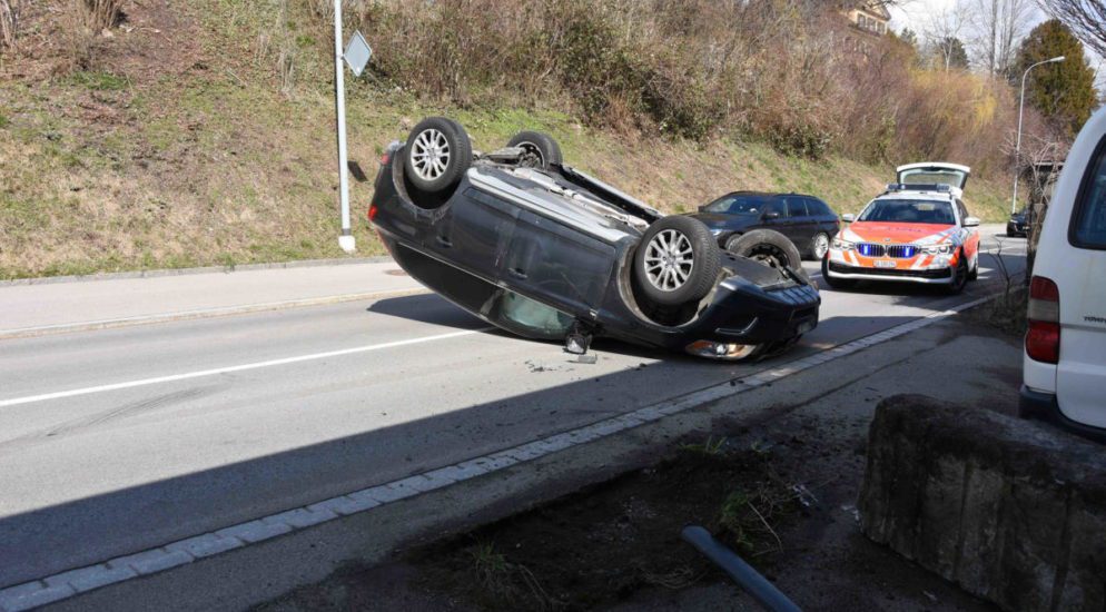 Oberuzwil: Lenkerin verursacht Selbstunfall