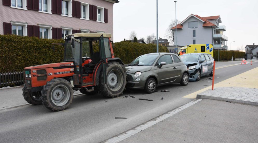 Oberuzwil SG: Auffahrunfall mit drei Beteiligten Fahrzeugen