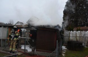 Rapperswil-Jona SG: Gartenhaus in Brand geraten