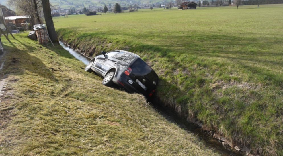 Auf der Flucht vor Polizeikontrolle verunfallt