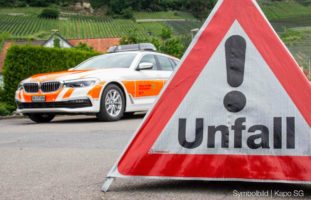 Fahrer bei Unfall in Schwarzenbach SG mit Kandelaber kollidiert und geflüchtet