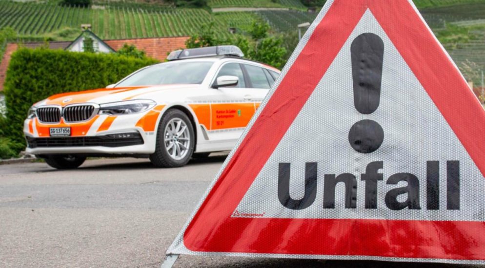 Fahrer bei Unfall in Schwarzenbach SG mit Kandelaber kollidiert und geflüchtet