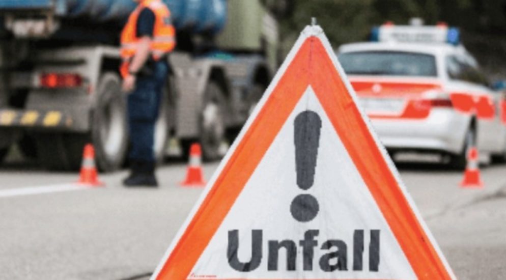 Unfall Bütschwil: Lastwagenfahrer prallt in stehendes Auto