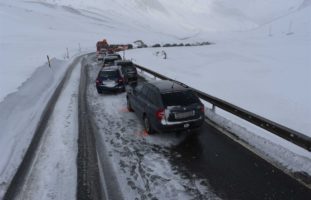 Julierpassstrasse: Auffahrunfall zwischen 6 Fahrzeugen wegen Schneegestöber