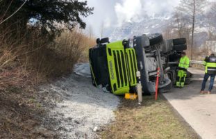 Lkw in Tscherlach umgekippt