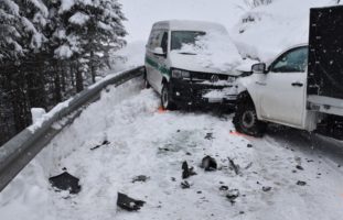 Crash zwischen zwei Lieferwagen in Davos Monstein