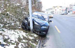 Bei Selbstunfall frontal gegen Kandelaber geprallt