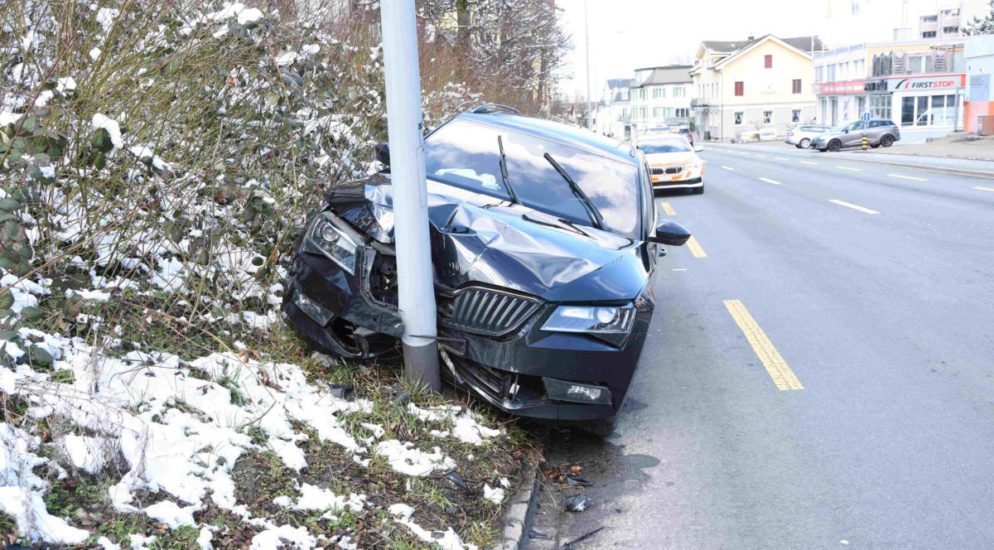 Bei Selbstunfall frontal gegen Kandelaber geprallt