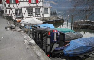 Gersau SZ - Wagen landet in Bootsparkplatz