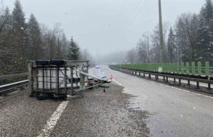 Verkehrsunfall in Baar: Anhänger mit Kies auf Autobahngekippt