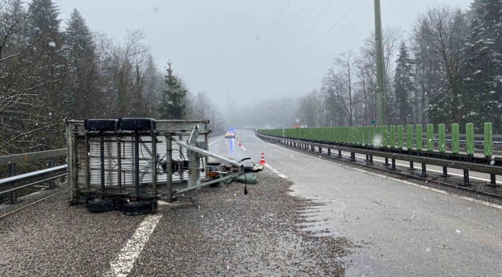 Verkehrsunfall in Baar: Anhänger mit Kies auf Autobahngekippt