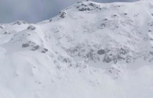 Andermatt UR: Schneebrett reisst zwei Skifahrer mit