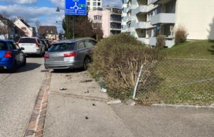 Therwil BL: Autolenker verursacht Selbstunfall