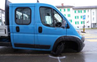 St.Gallen - Lieferwagenfahrer crasht drei Fahrzeuge