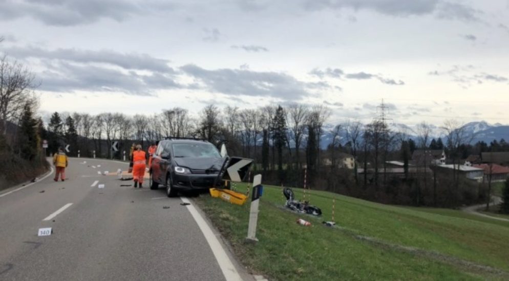 Dürnten ZH - Töfflenker (23) bei Kollision schwer verletzt