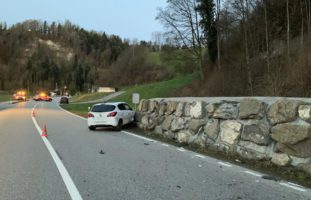 Ruswil LU - Autolenker kracht in Steinmauer