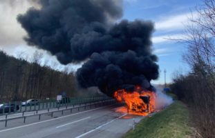 Gelenkbus auf der A1 bei Winterthur ausgebrannt