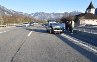 Verkehrsunfall auf A13 bei Fläsch: Autofahrerin (19) mit Mittelleitplanke kollidiert