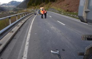 Sumvitg GR: Motorradfahrer (18) nach LKW-Unfall ins Spital geflogen