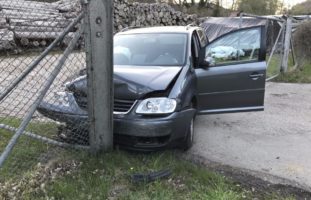 Stadt Schaffhausen: Lenker kracht in einen Stapel Baumstämme